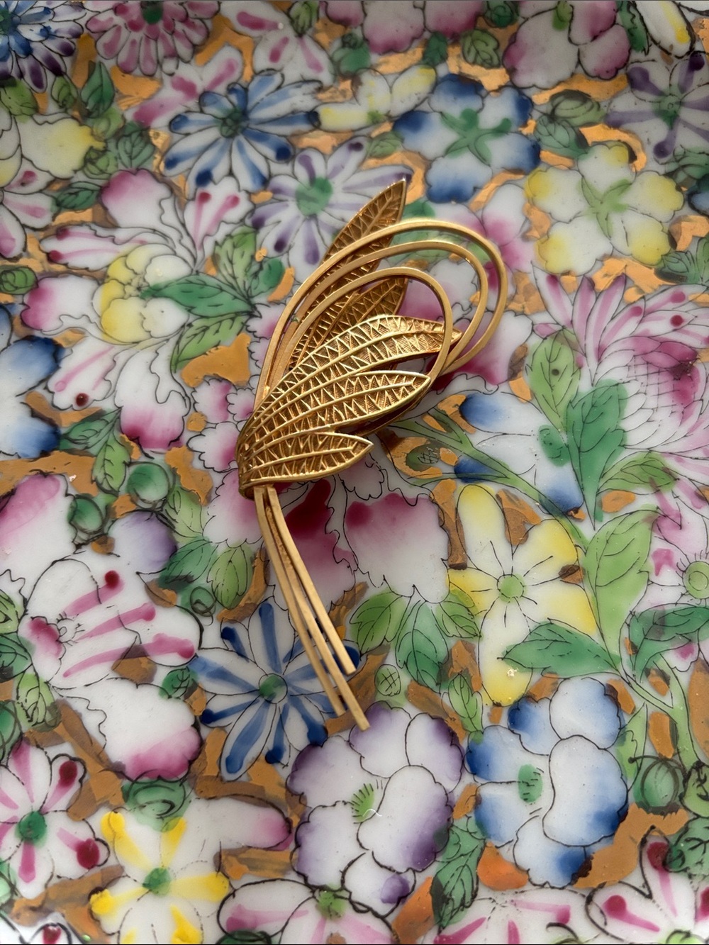 COROCRAFT  Gold-Tone Leaf Filigree Brooch — Elegant Women’s Accessory